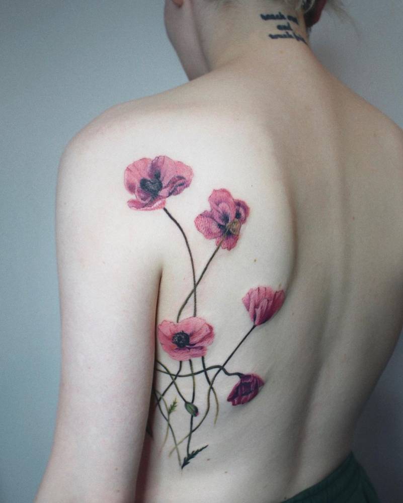 Watercolor poppies tattoo on the back.terdamtattoo