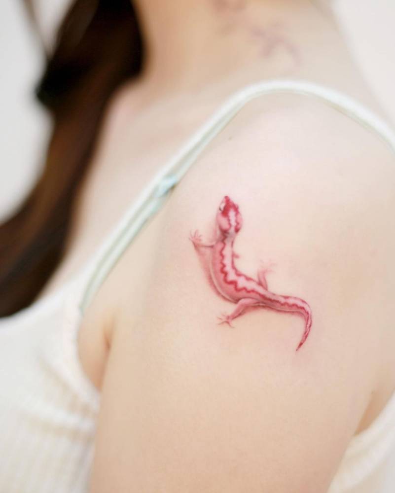 Micro-realistic gecko tattoo on the shoulder.