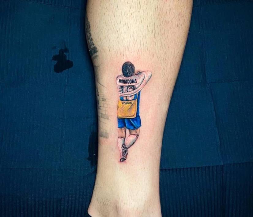 Maradona tattoo located on the shin, micro-realistic style.