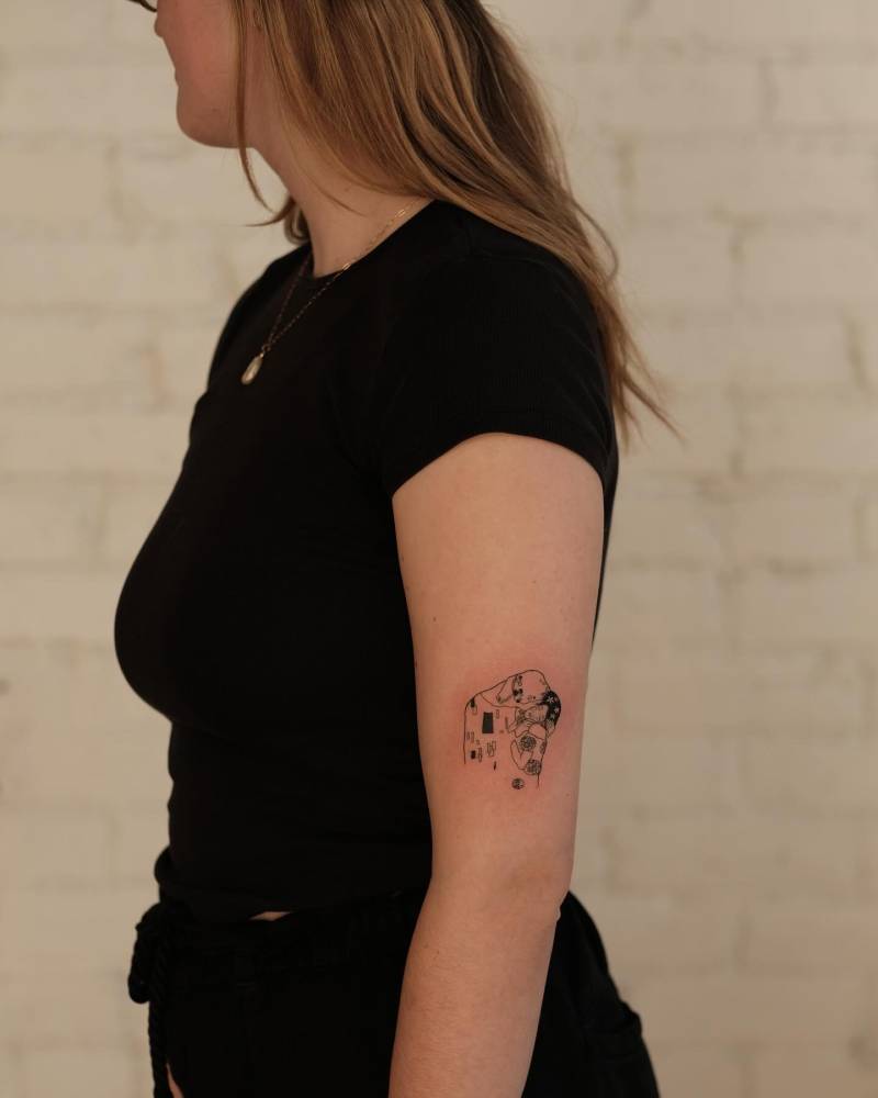 Klimt's 'The Kiss' tattoo located on the upper arm.
