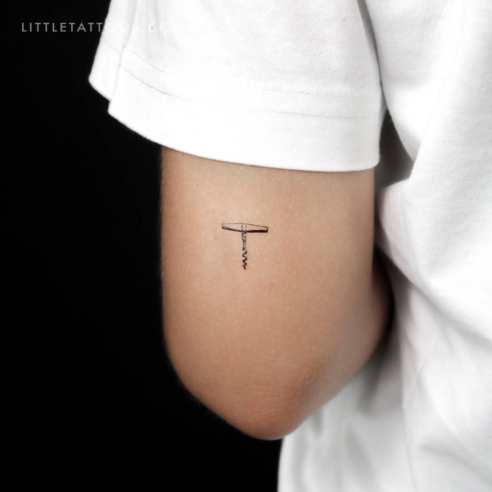 Corkscrew temporary tattoo in engraving style done on the tricep.