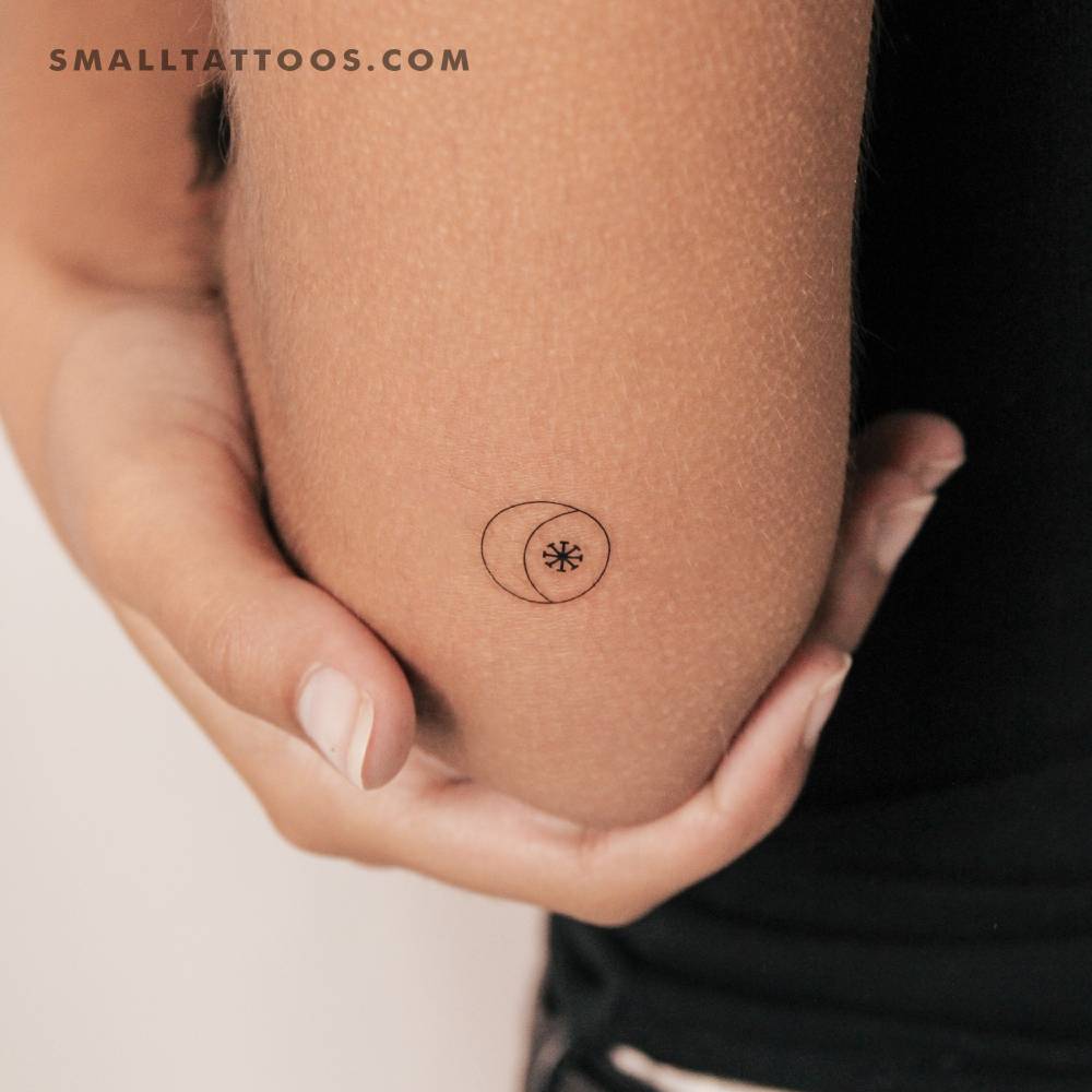 Seax-wica temporary tattoo in minimalistic style located on the tricep.