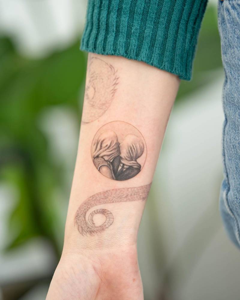 'The Lovers' by Magritte tattooed on the wrist.