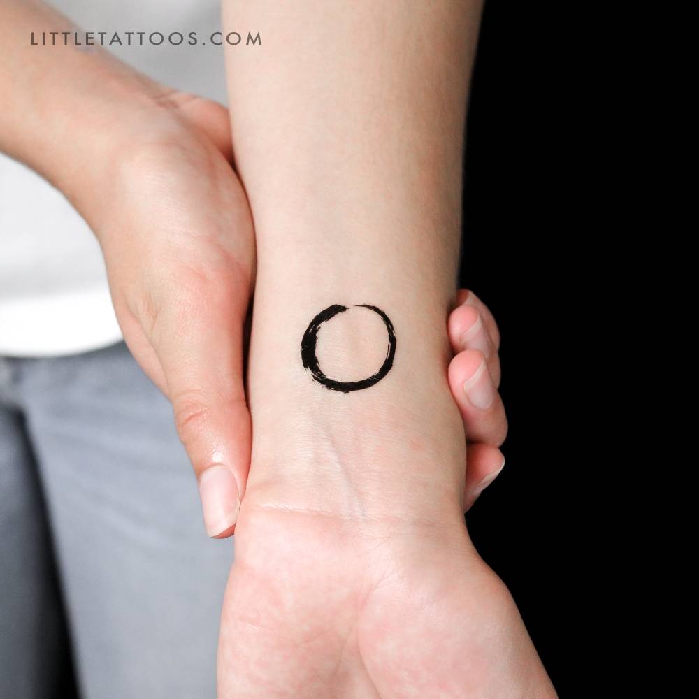 Ensō temporary tattoo located on the wrist.