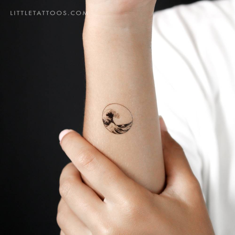 Minimalist 'The Great Wave off Kanagawa' circle temporary tattoo.