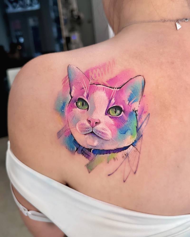 Cat portrait tattoo in watercolor style placed on the shoulder blade.
