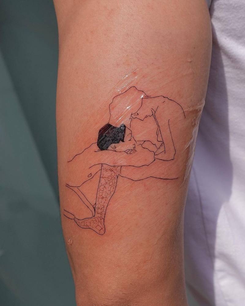 Egon Schiele's 'The Lovers' tattooed on the tricep.