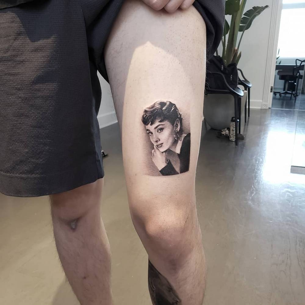 Audrey Hepburn portrait tattoo on the thigh (5h)