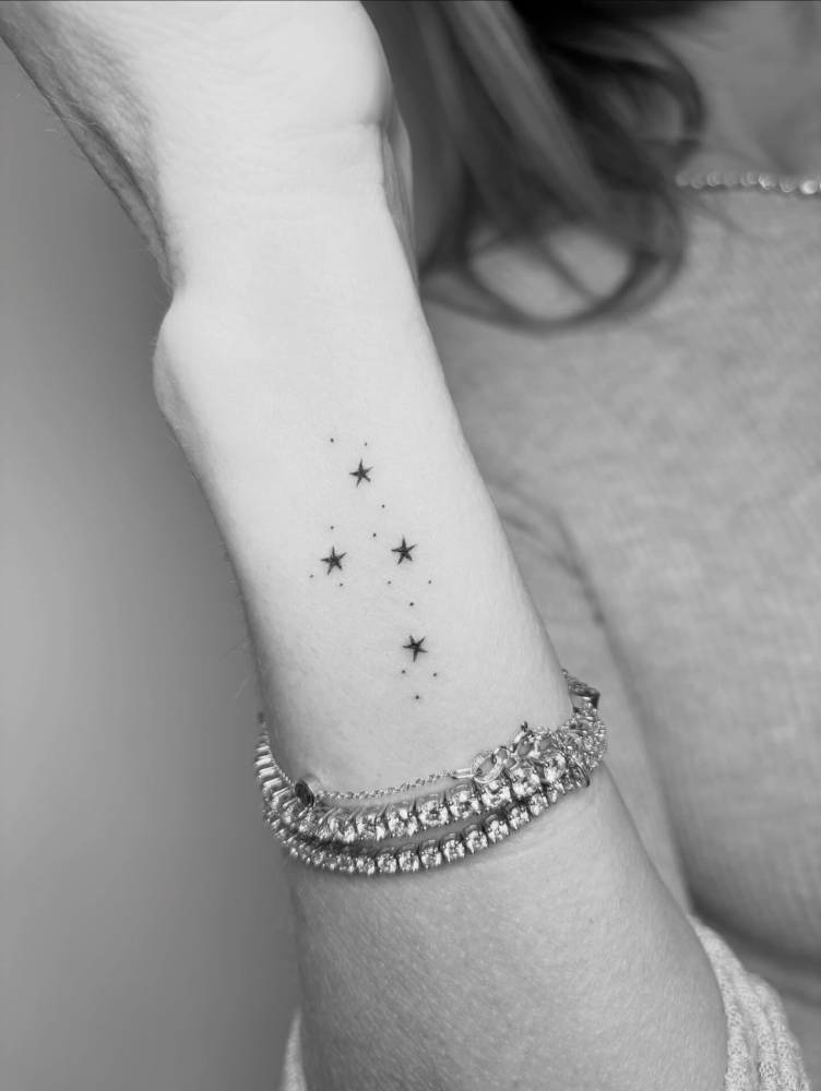 Little minimalistic stars tattoo located on the wrist.