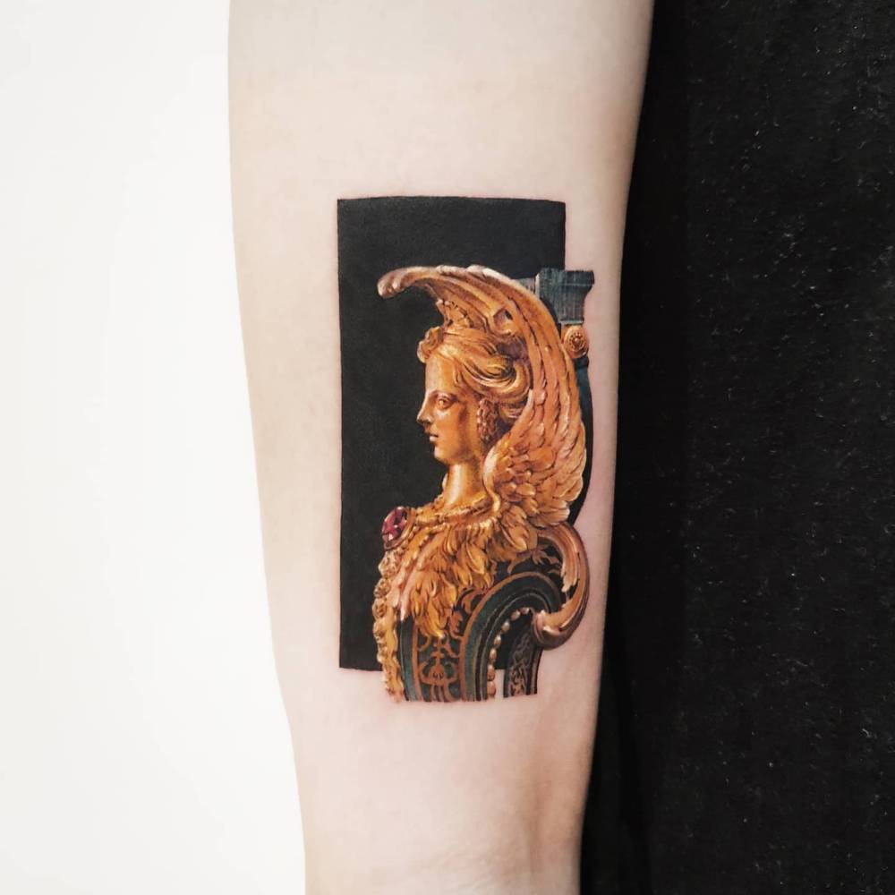 Athena tattoo in micro-realism located on the upper arm.