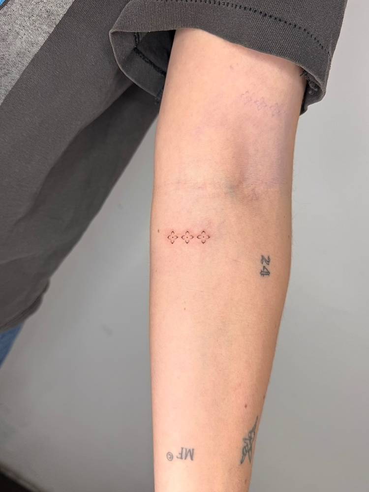 Minimalistic little ornamental tattoo placed on the inner forearm.