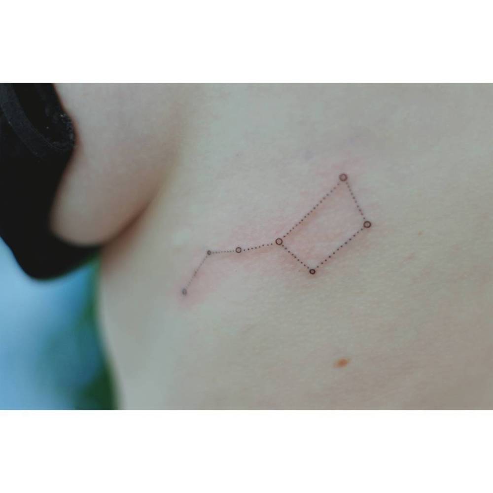 Big Dipper tattoo located on the side boob, minimalistic style.