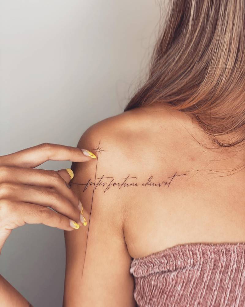 Lettering tattoo that "fortis fortuna adiuvat" located on the shoulder.