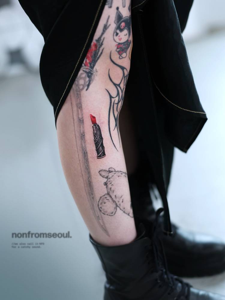 Lipstick tattoo in oriental style located on the shin.