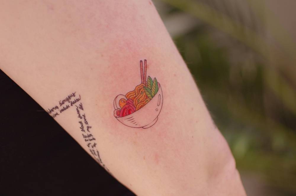 Ramen tattoo in illustrative style located on the upper arm.