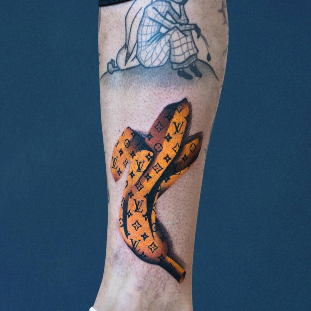 Louis Vuitton banana tattoo placed on the shin.
