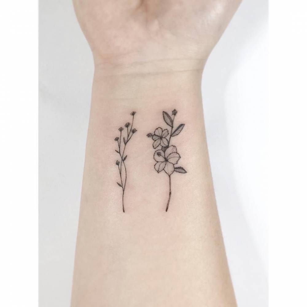 Hibiscus and baby's breath tattoo in illustrative style.