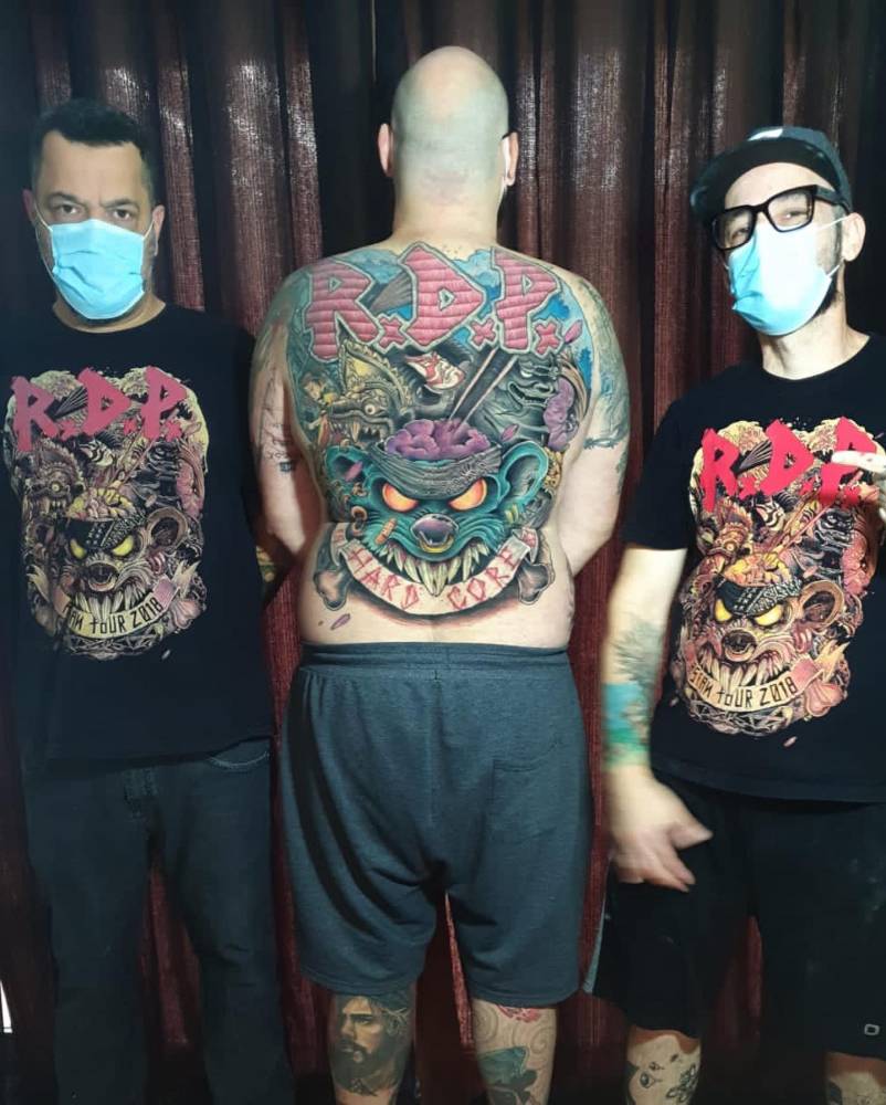 Tatuagem do Ratos de Porão fechando toda as costas.
