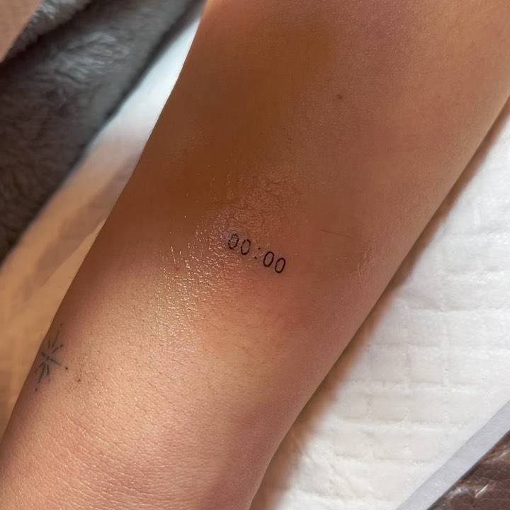 Little hour tattoo done on the wrist.