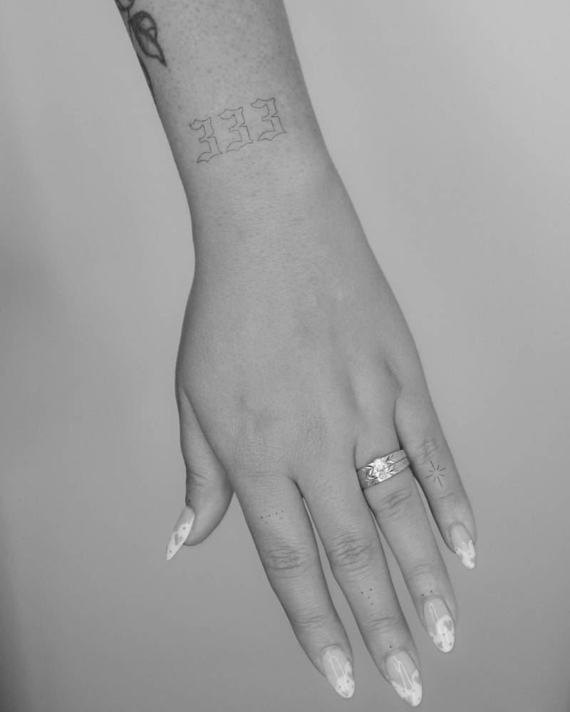 333, star and dots finger composition tattoos.