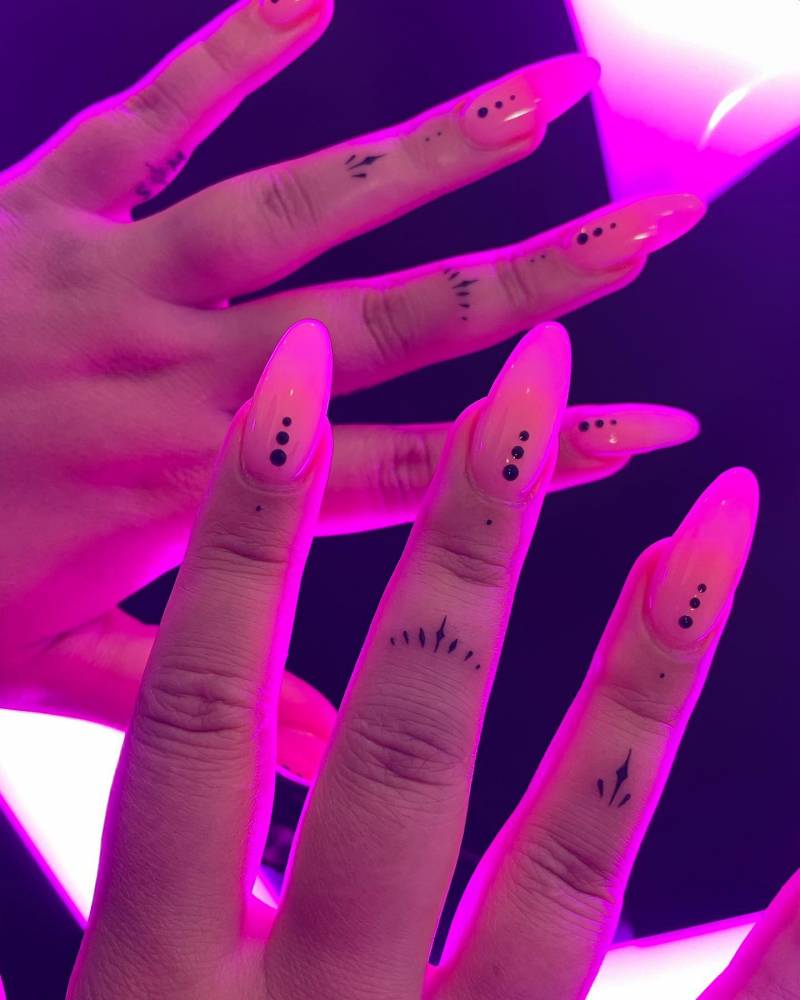 Ornamental finger composition tattoos.