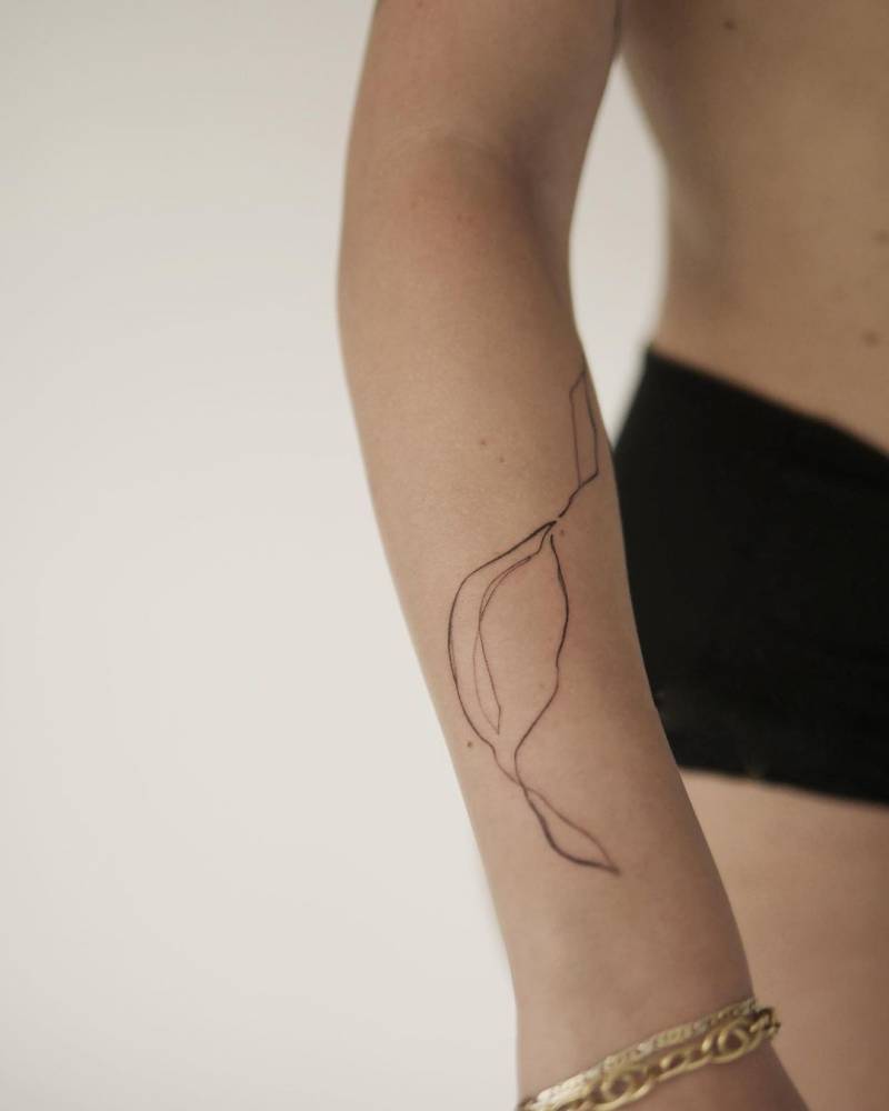 Sketchy style leaves tattoo placed on the forearm.