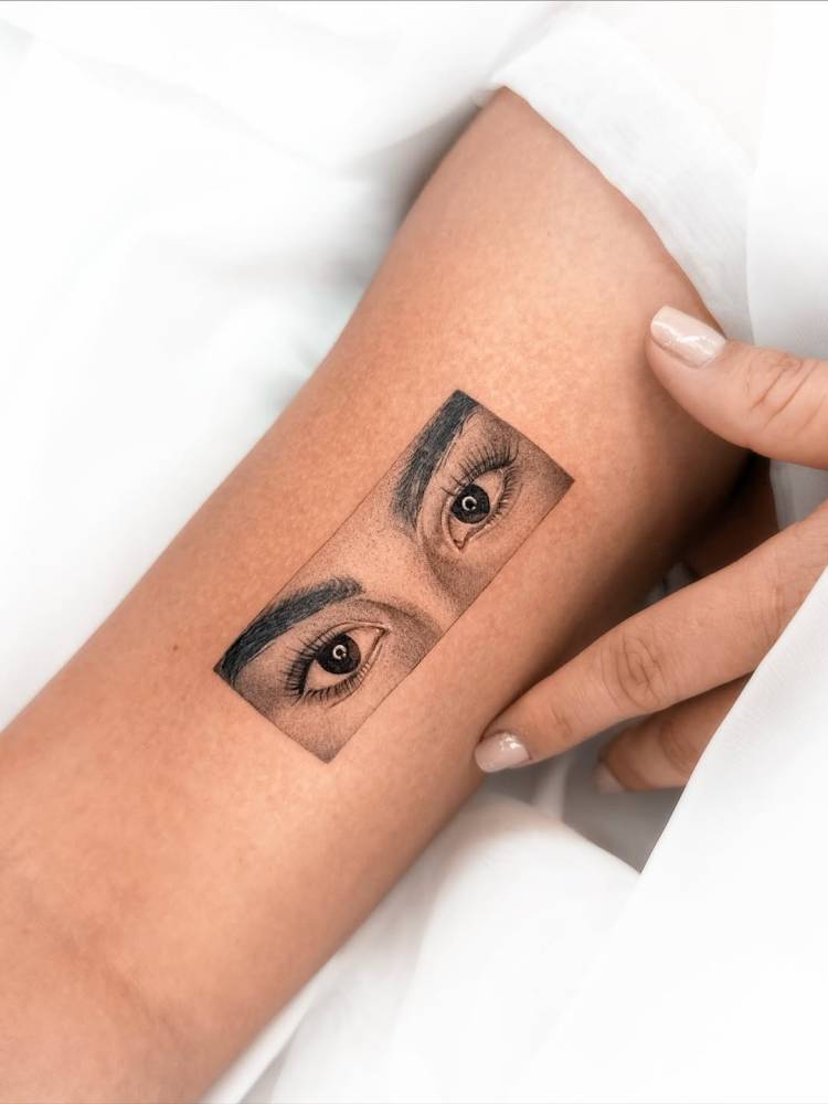 Eyes tattoo in micro-realism located on the bicep.