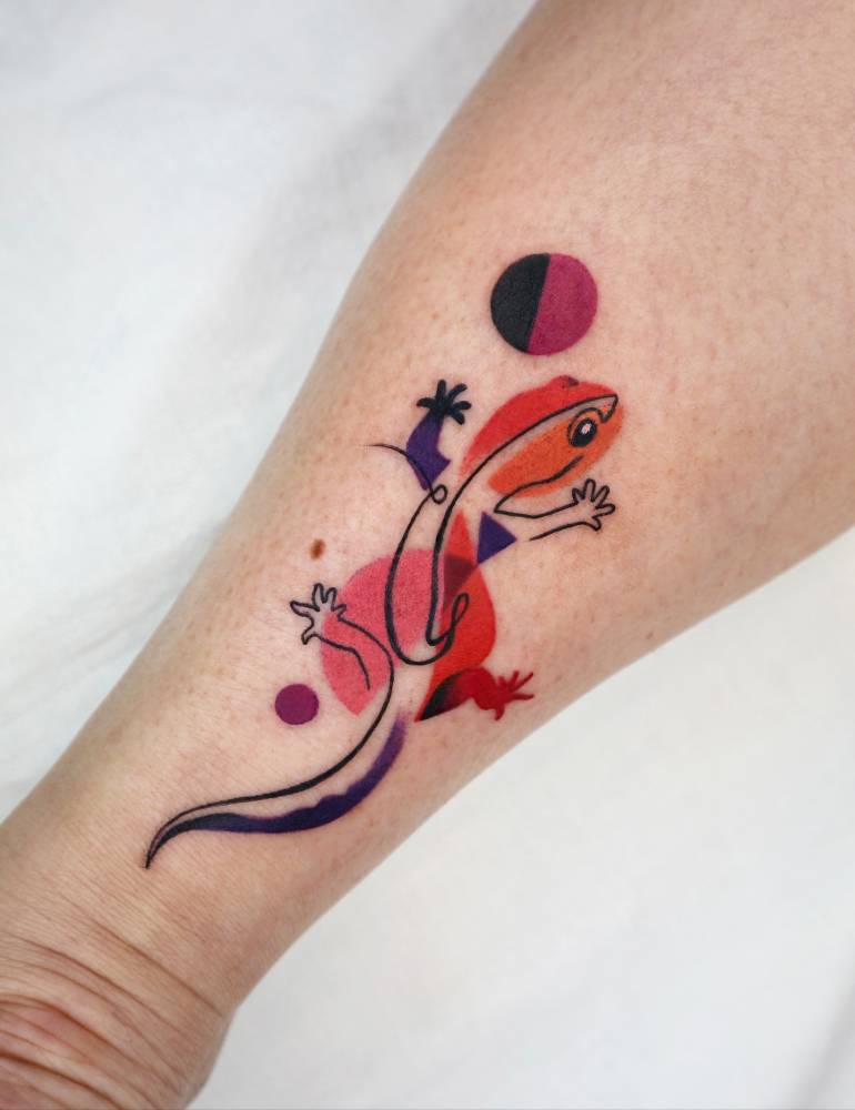 Gecko tattoo located on the achilles, done in pop art style.
