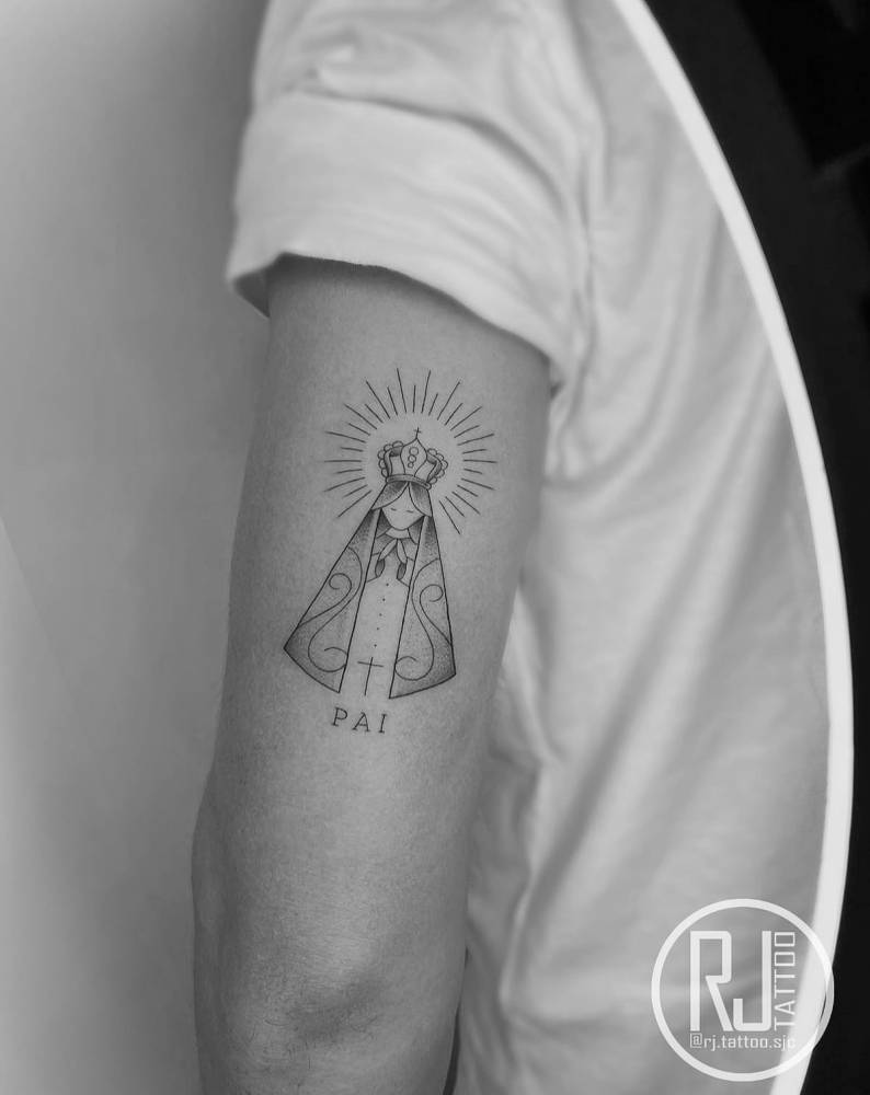 Our Lady of Aparecida and word "pai" tattooed on the tricep, illustrative style.