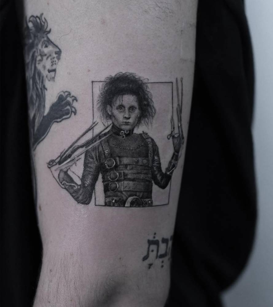 Edward Scissorhands tattoo in micro-realism done on the upper arm.
