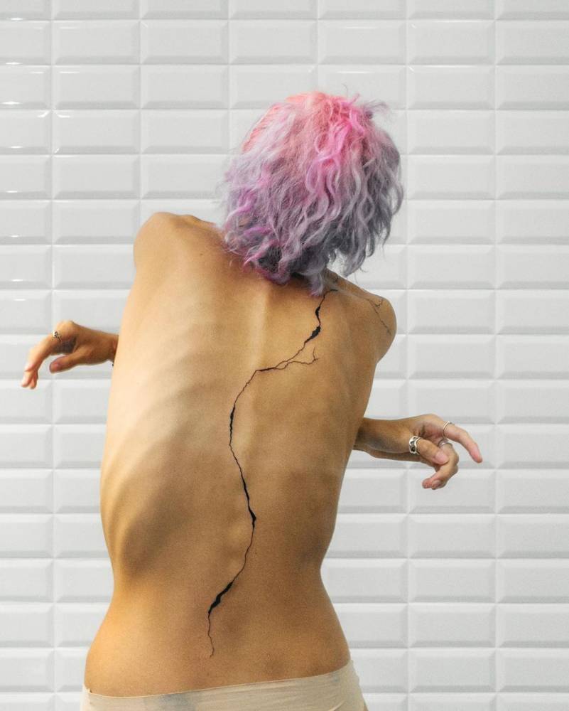 Kintsugi 金継ぎ is a physical manifestation of resilience. The philosophy behind kintsugi is one that values not only the beauty of an object, but also its imperfections, viewing them as something to celebrate, not disguise.
Instead of discarding ma