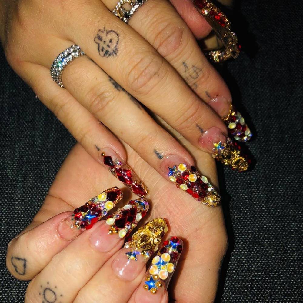 Noah Cyrus' finger tattoos