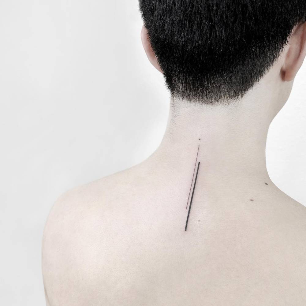 Minimalistic style lines tattooed on the upper back.