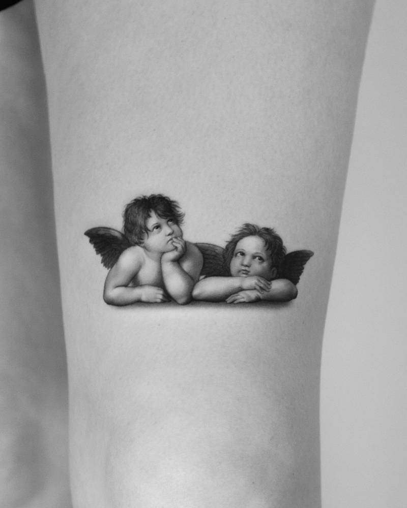 'Madonna Sixtina' tattoo located on the thigh.