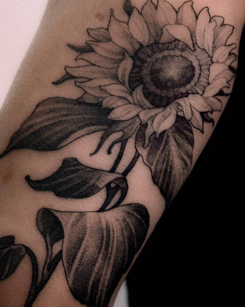 Large sunflower tattoo done on the tricep.