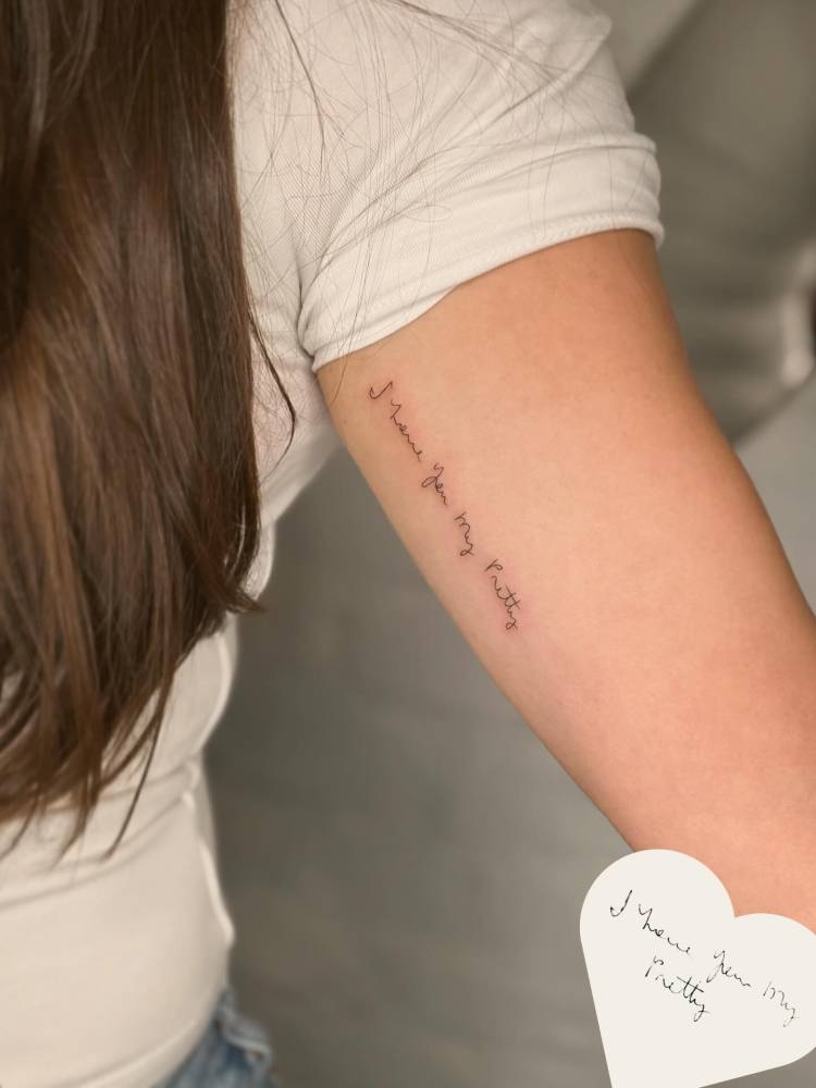 "I love you my pretty" lettering tattoo handwritten on the inner arm.