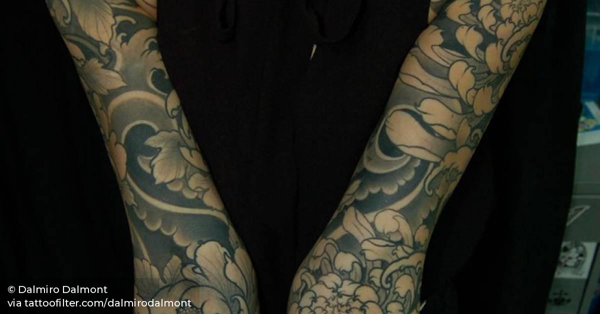 Japanese style sleeves.