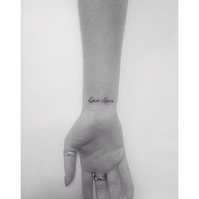 "Spero spera" lettering tattoo located on the wrist.