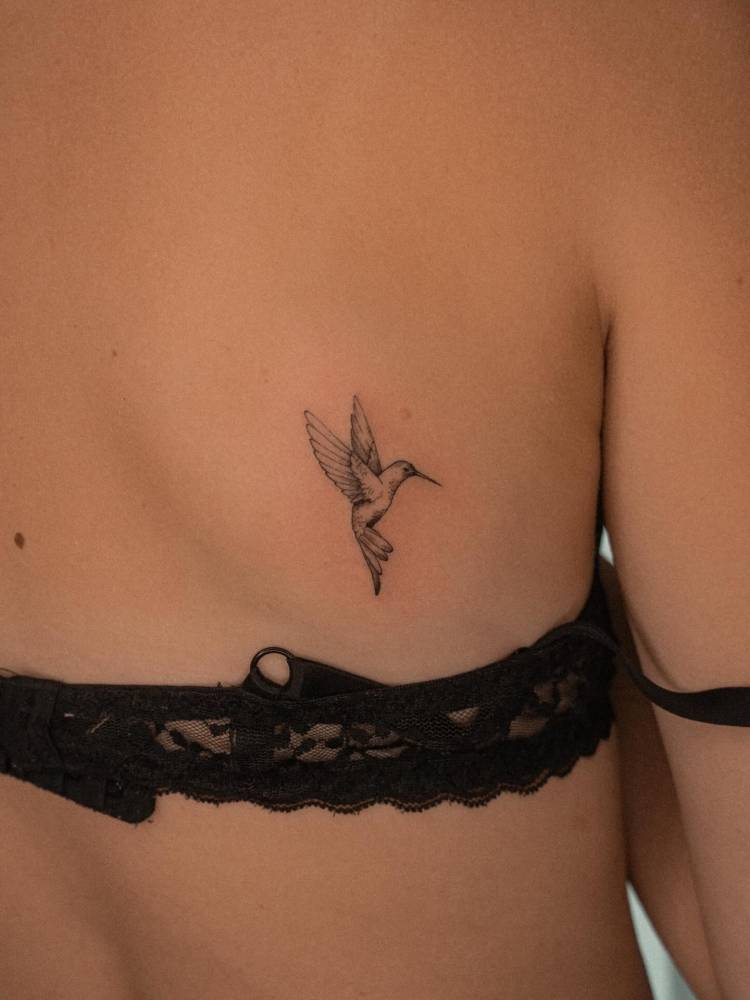 Un tattoo de un colibrí para soltar el control y confiar en el flujo de la vida.