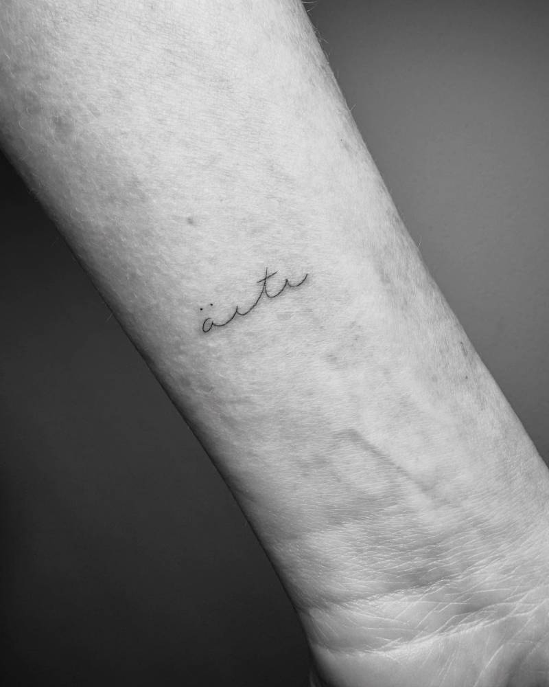 "Äiti" lettering tattoo, Finnish word for "mother".