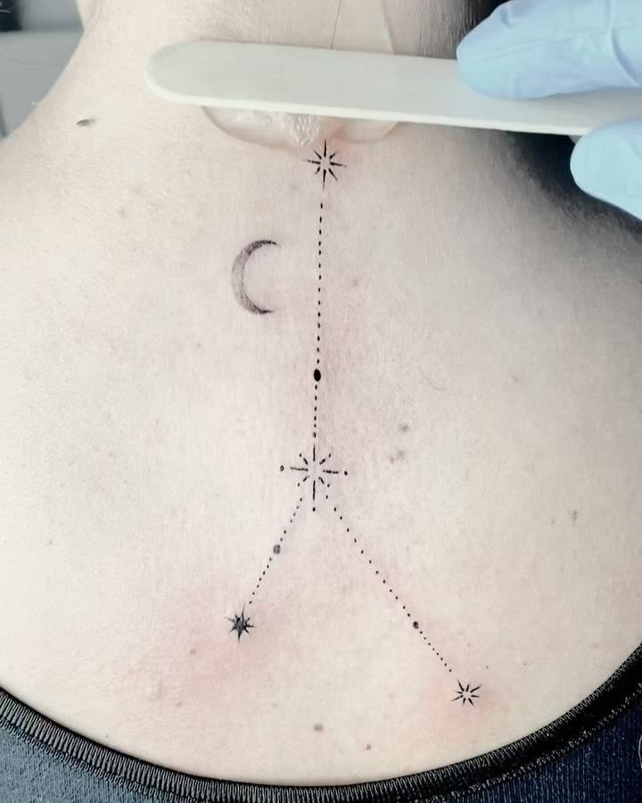 Tatuaje de la constelación de Cáncer.
