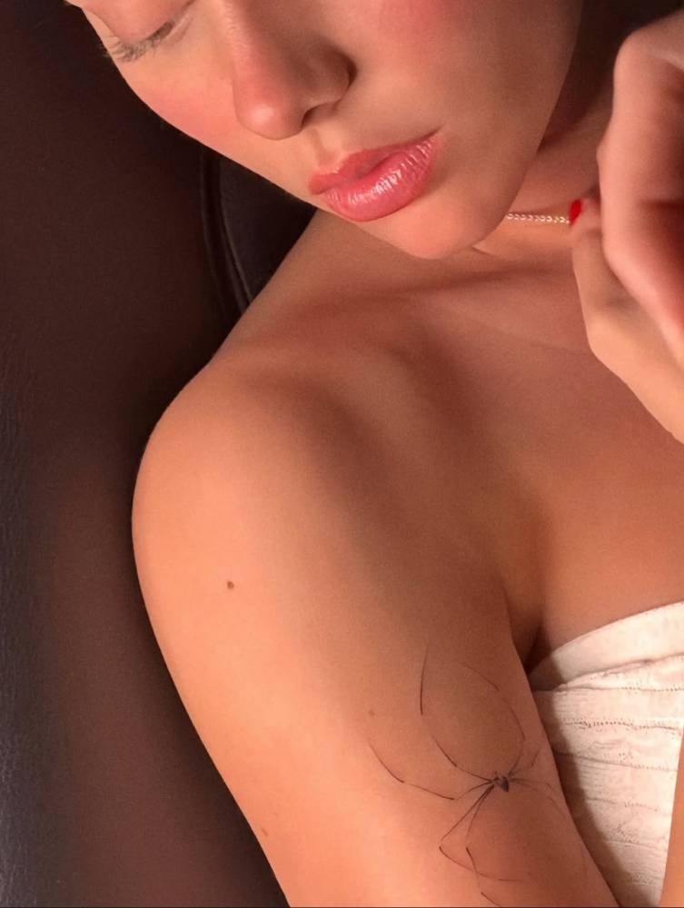 Spider tattoo located on Ester Expósito's upper arm.