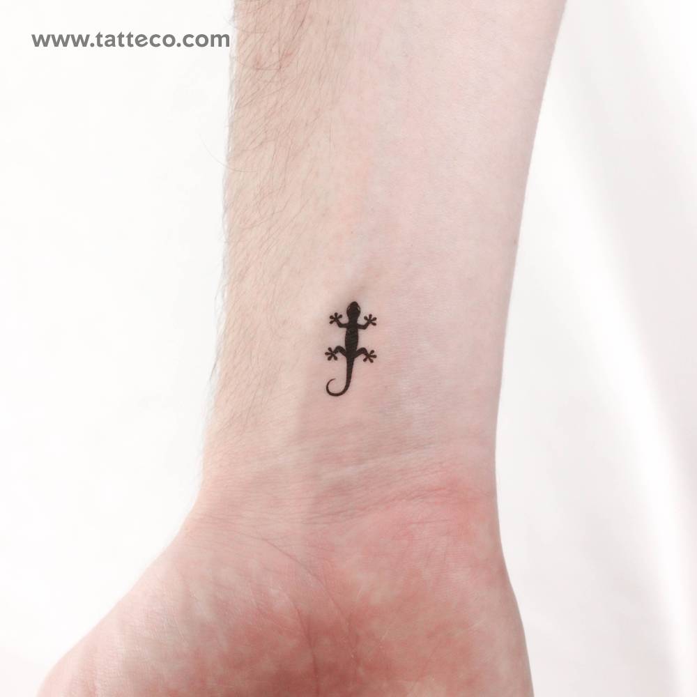 Gecko temporary tattoo located on the wrist, minimalistic style.