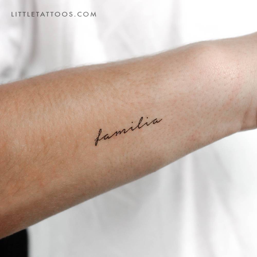 'Familia' temporary lettering tattoo located on the wrist.
