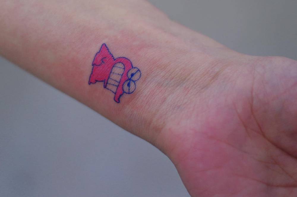 Crayoan Shin-chan waniyama san tattooed on the wrist, cartoon style.