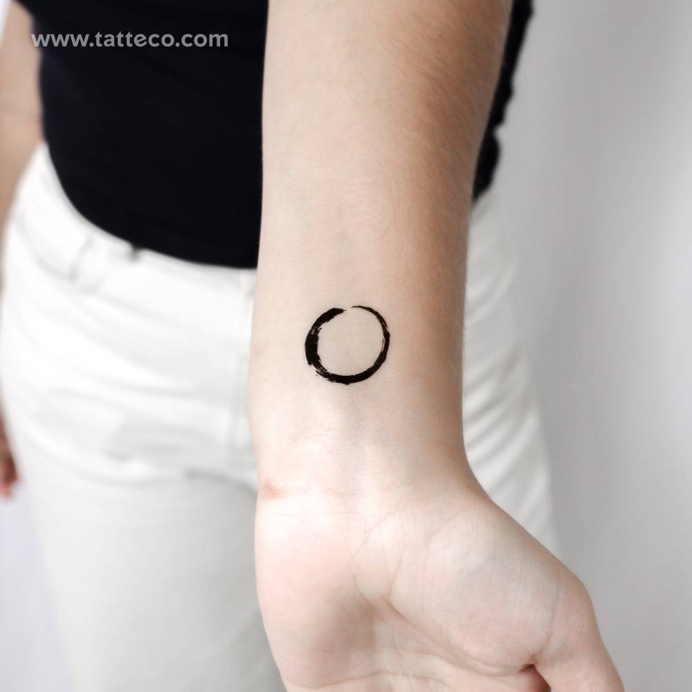 Small ensō temporary tattoo placed on the wrist.