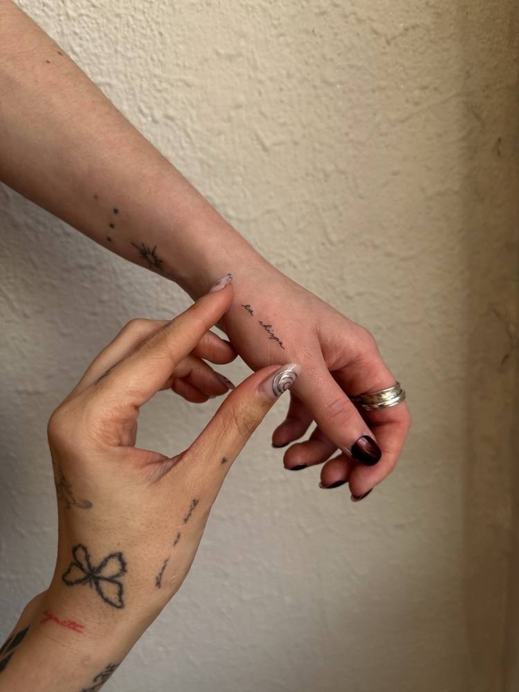 “La chispa” lettering tattoo placed on the hand.