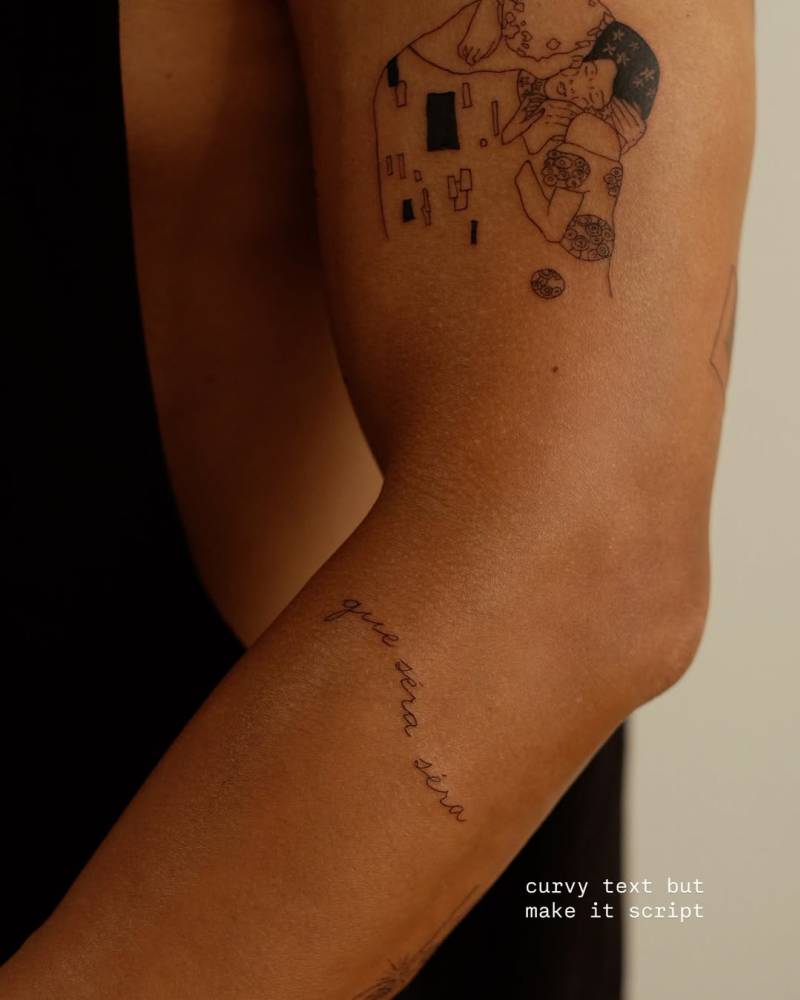 "Que sera, sera" lettering tattoo in handwritten font.