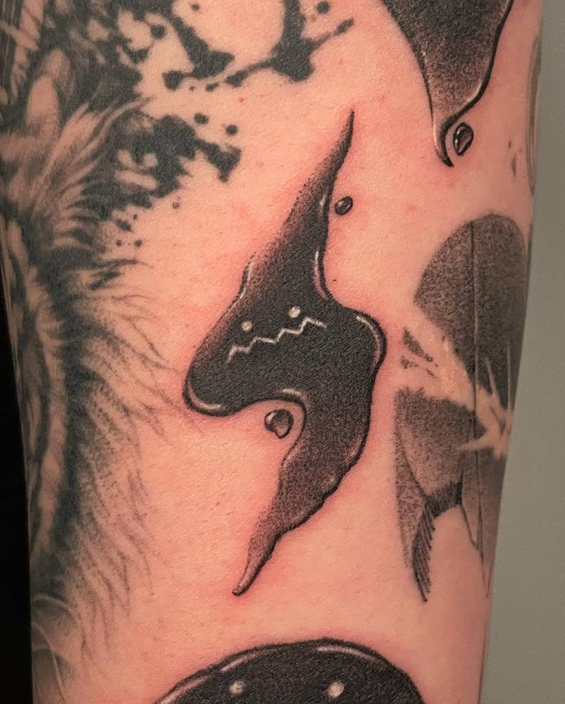 Abstract lightning bolt tattoo located on the forearm.