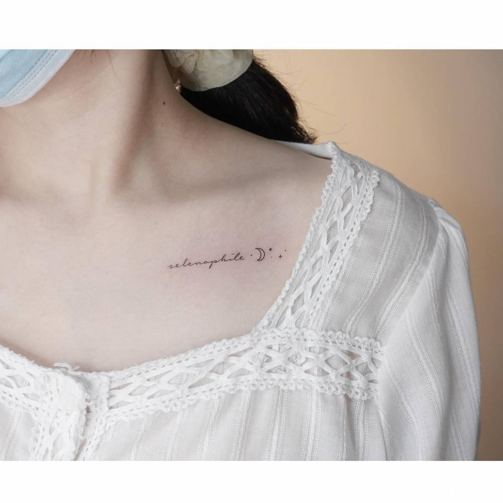"Selenophile", moon and stars tattooed on the collarbone.